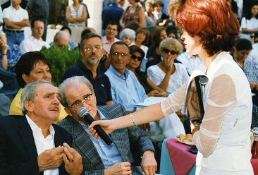 Nel corso della premiazione Attilio (qui intervistato da Natalia Cangi, attuale Direttrice Organizzativa dell'Archivio che insieme a Ilario Calchetti, a destra, aveva letto il suo diario) ricorda con commozione i drammatici momenti della ritirata.