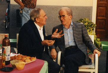 Il ritorno a Pieve per la premiazione nel settembre del 1997. Prima dell'inizio, l'incontro con il Signor Ilario Calchetti, il membro della Commissione di Lettura che aveva selezionato il diario di Attilio.