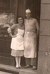 Angelina e Attilio a Milano davanti al panificio aperto nel 1955.