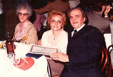 Angelina e Attilio, con la mamma Silvestrina, all’incontro annuale dell’Associazione Panificatori di Milano in occasione della premiazione per i 40 anni di attività di Attilio come panettiere.