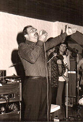 Attilio si esibisce in un concorso canoro in Romagna, a Gatteo a Mare, dove si trova in vacanza: canta "O sole mio" e si guadagna gli applausi del pubblico e una bottiglia di champagne (siamo negli anni ’80).